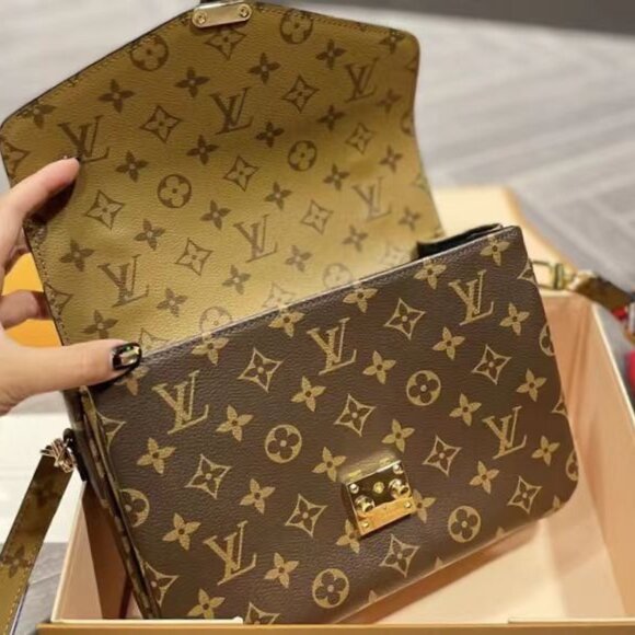 Luois Vuitton messenger bag with adjustable strap - Picture 2 of 5